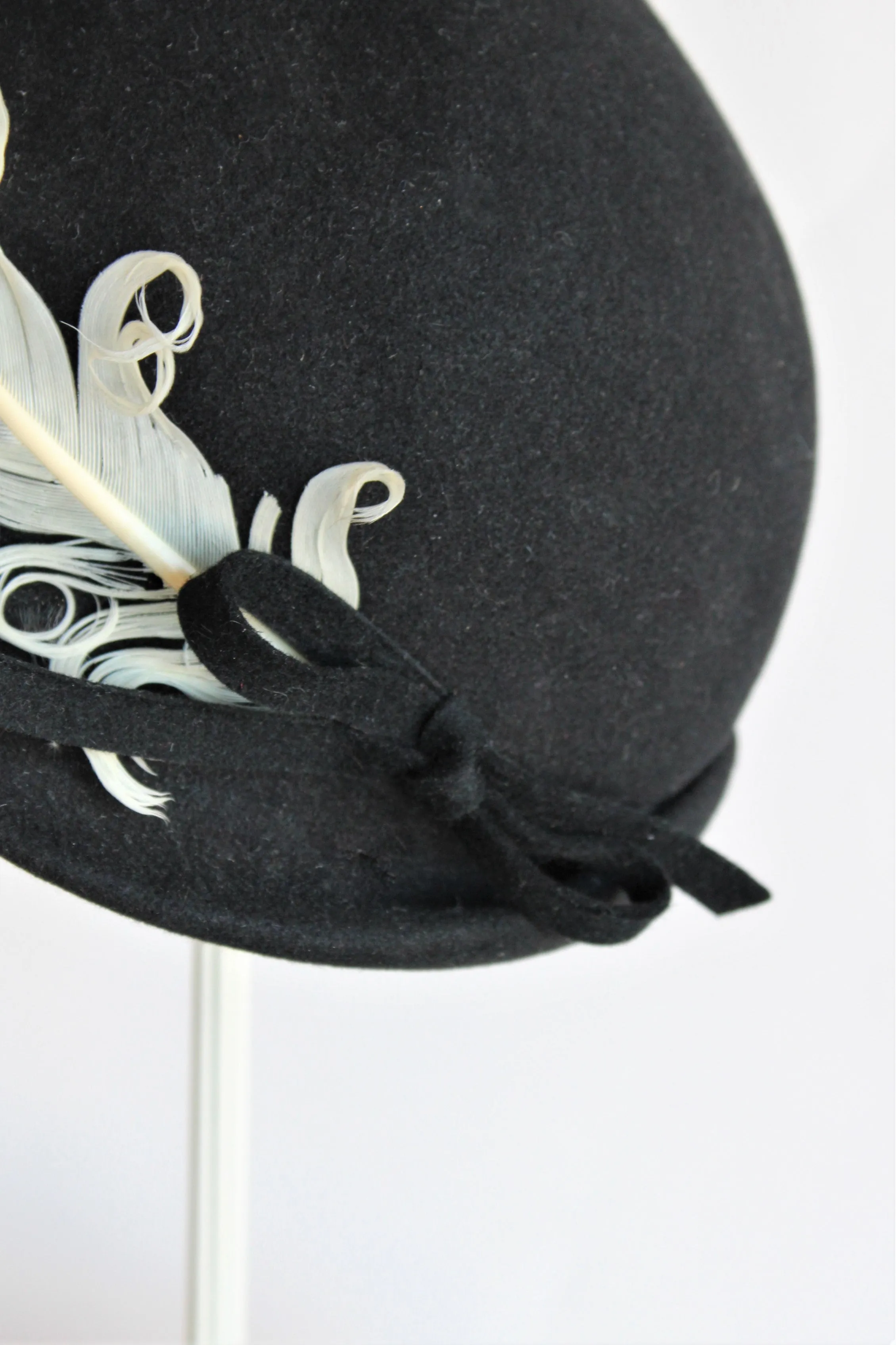 Vintage 1930s 1940s Black Wool Hat with Feathers