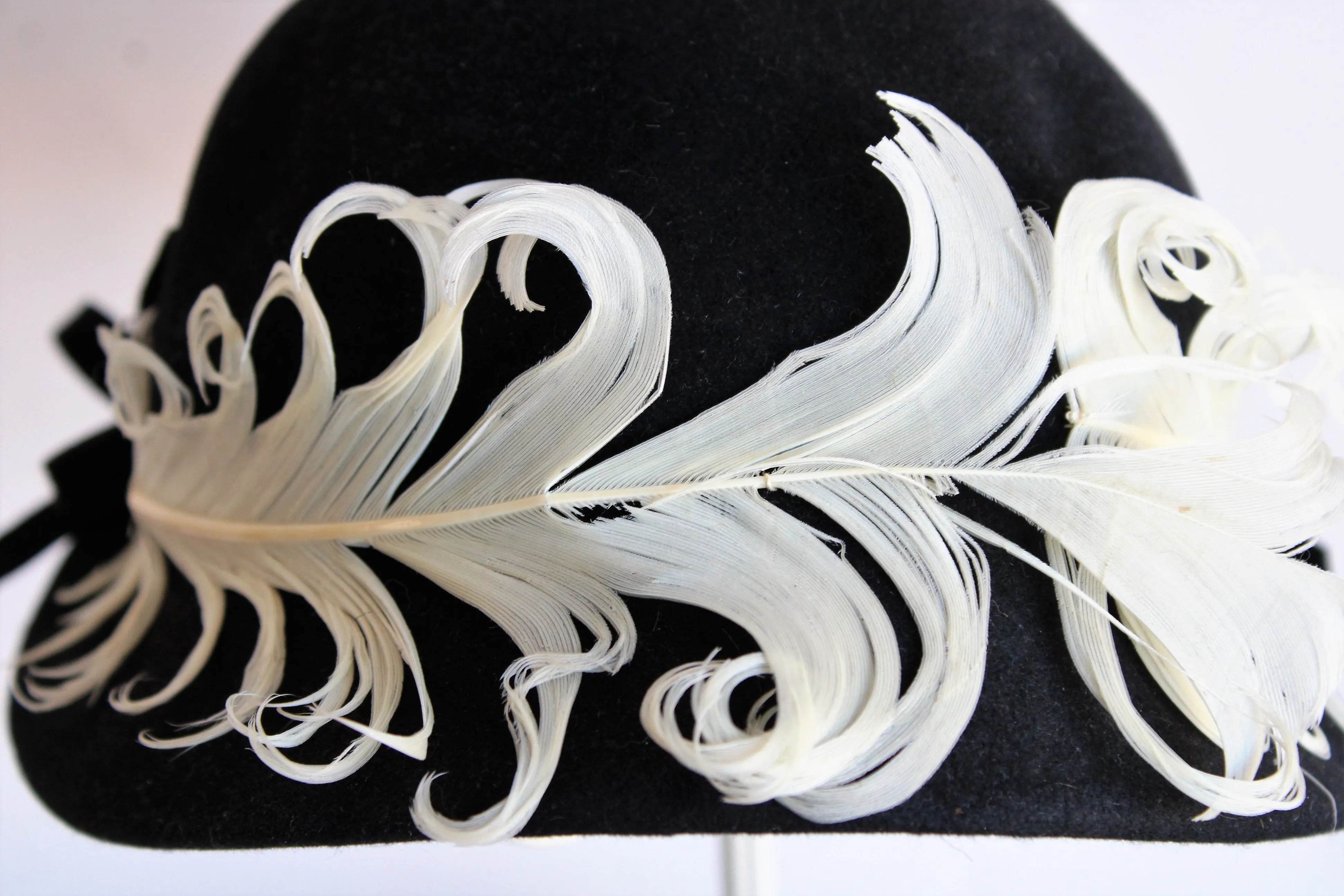 Vintage 1930s 1940s Black Wool Hat with Feathers