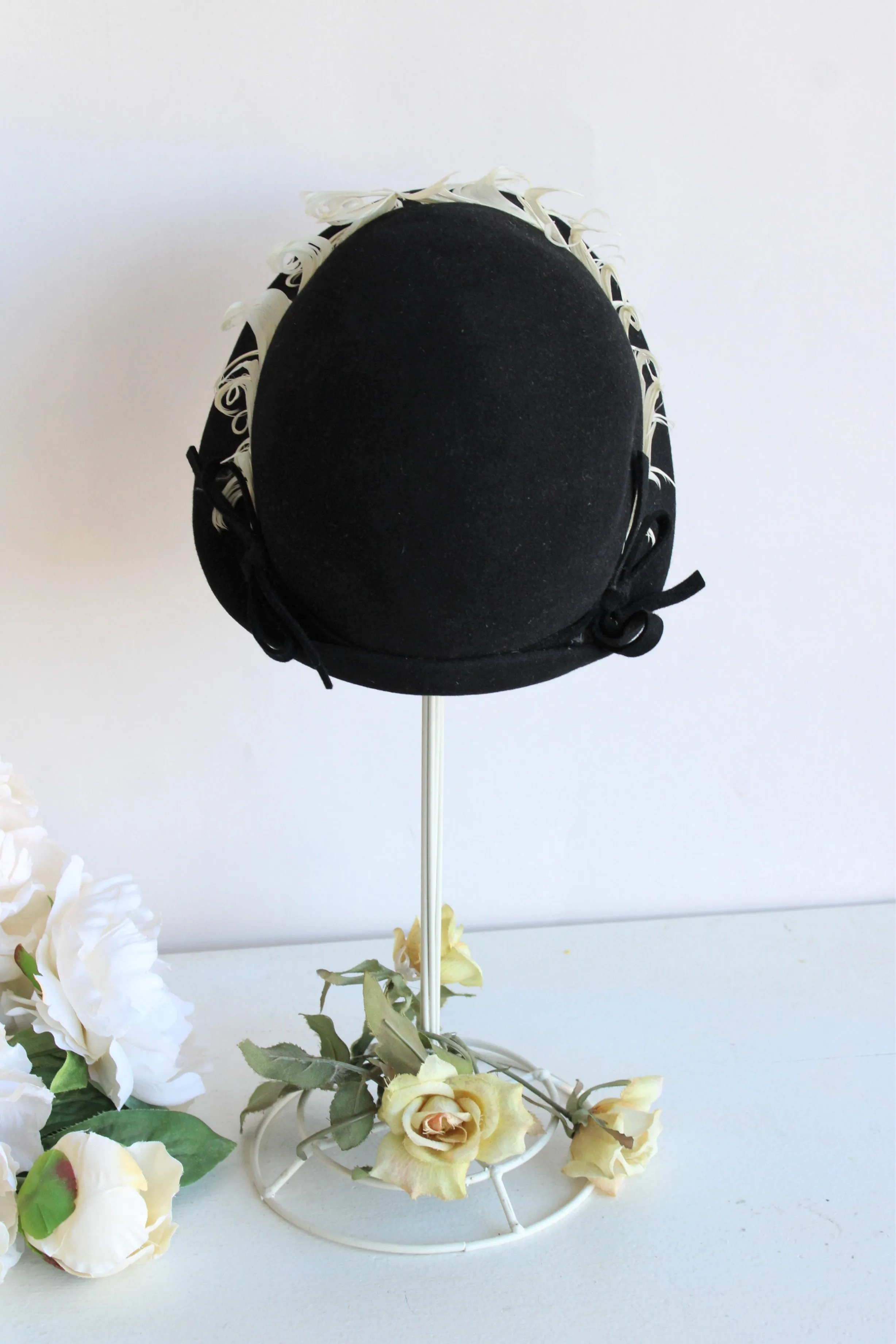 Vintage 1930s 1940s Black Wool Hat with Feathers