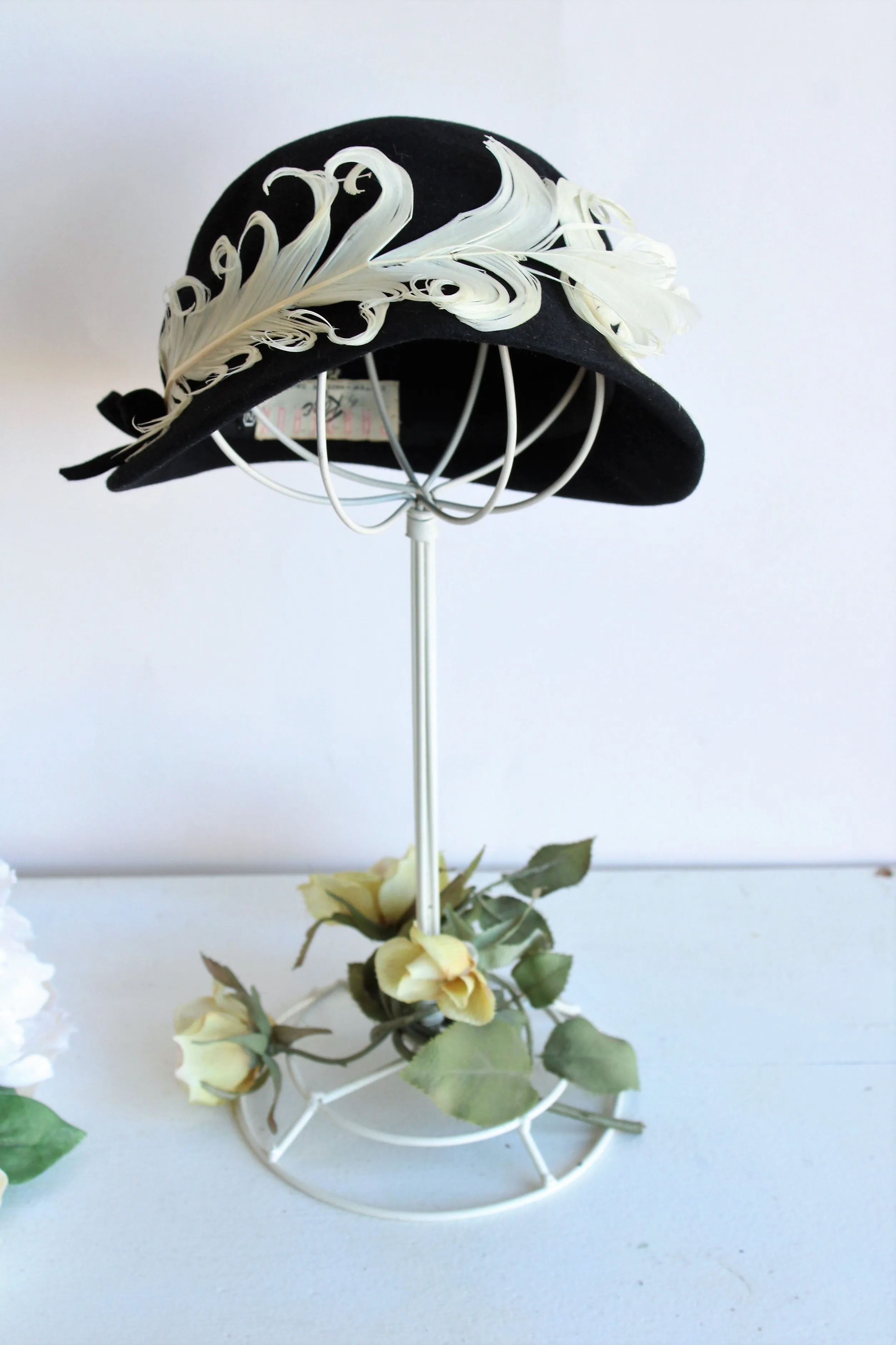 Vintage 1930s 1940s Black Wool Hat with Feathers