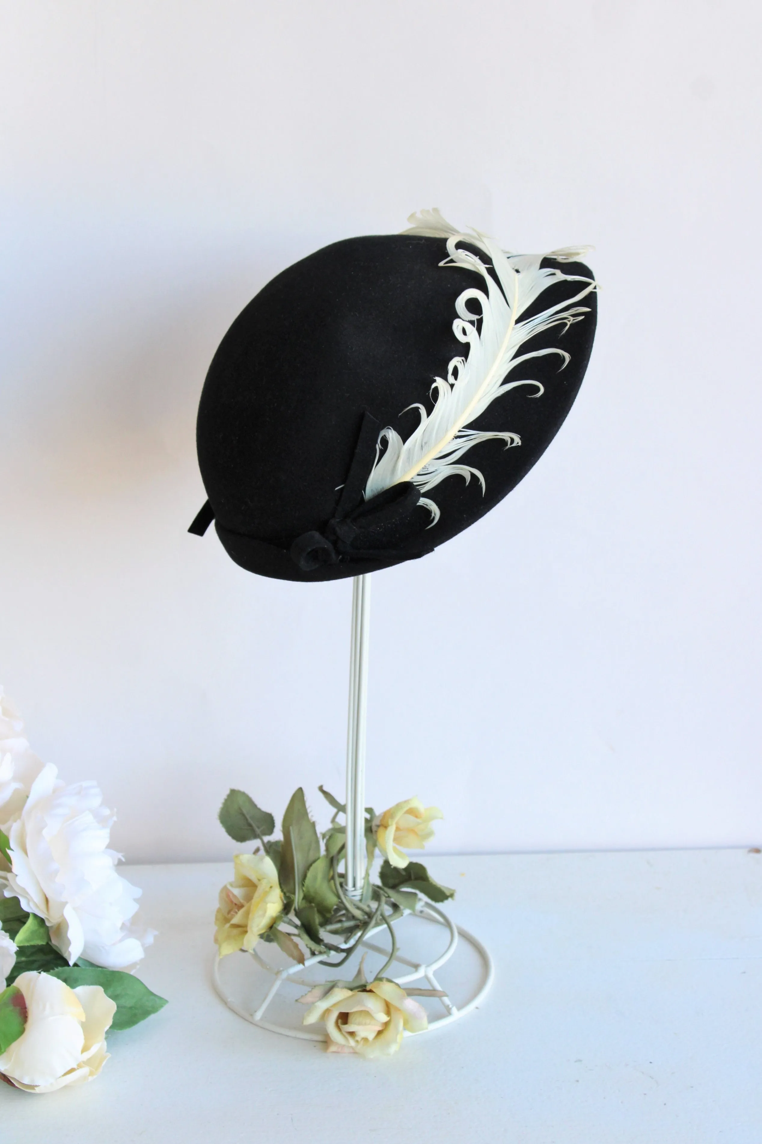 Vintage 1930s 1940s Black Wool Hat with Feathers